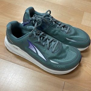 Womens Altra Paradigm running shoe. Size 10
